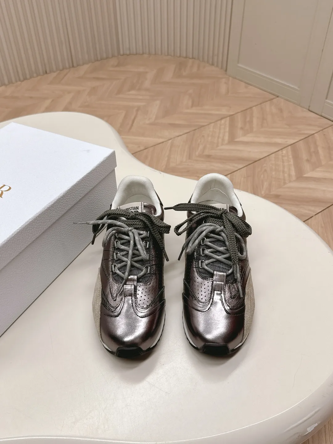 👟👟Ex-factory price 660👟👟 Dior sketch Dior spring and summer catwalk style graffiti sketch moral training shoes Forrest shoes. Original development. The most photographed item in the 25ss spring and summer show. This pair of shoes has changed the single design style of Forrest shoes in the previous impression. It retains the original shape. The details are very in line with the current fashion trend, but it also incorporates the manager's new understanding and retro feelings for Forrest shoes. The overall feeling is brand new. The material is a bit matte leather, full of retro style. It looks very high-end. The feeling on the foot is very convex. The upper foot is really good-looking and versatile. It can be worn with any style of clothes, pants and skirts. It looks good on anyone. Original combination outsole Size: 35-45